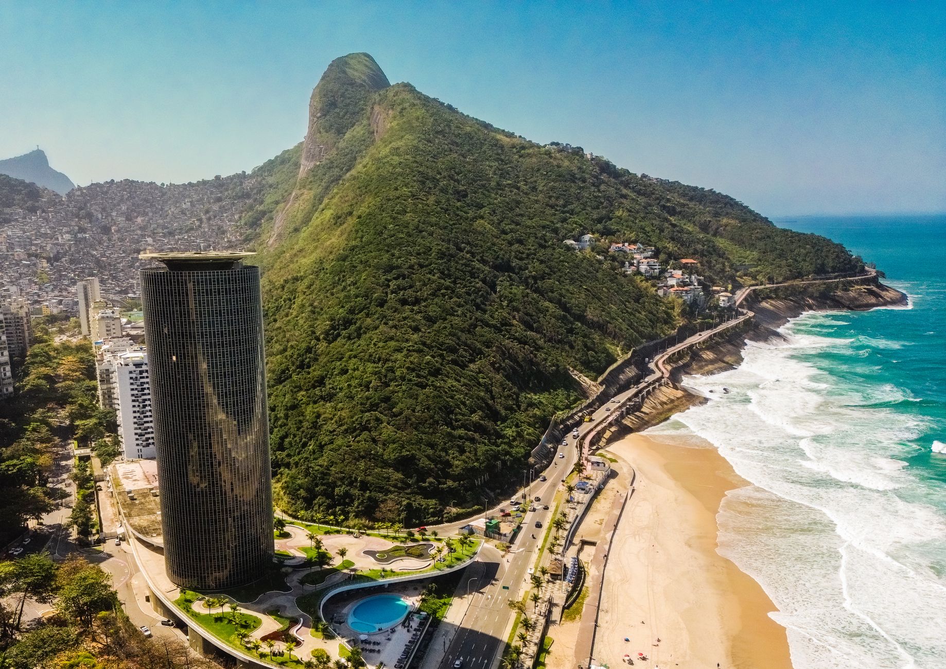 Vista da praia do Leblon e bairro no Rio