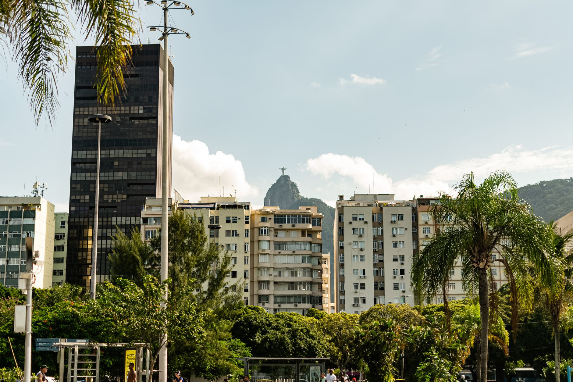 Vista de imóveis nobres próximos à praia de Ipanema