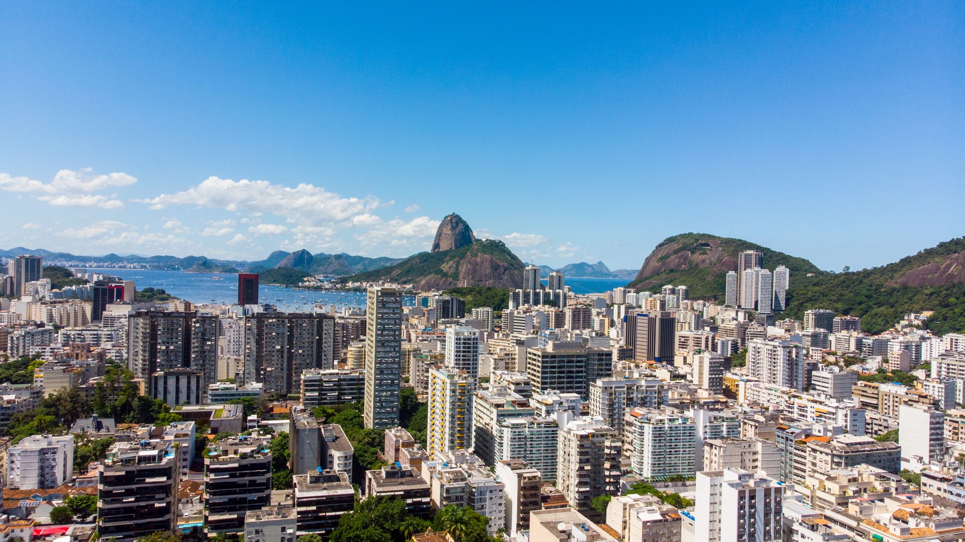 Vista aérea da praia de Copacabana com prédios residenciais e hotéis