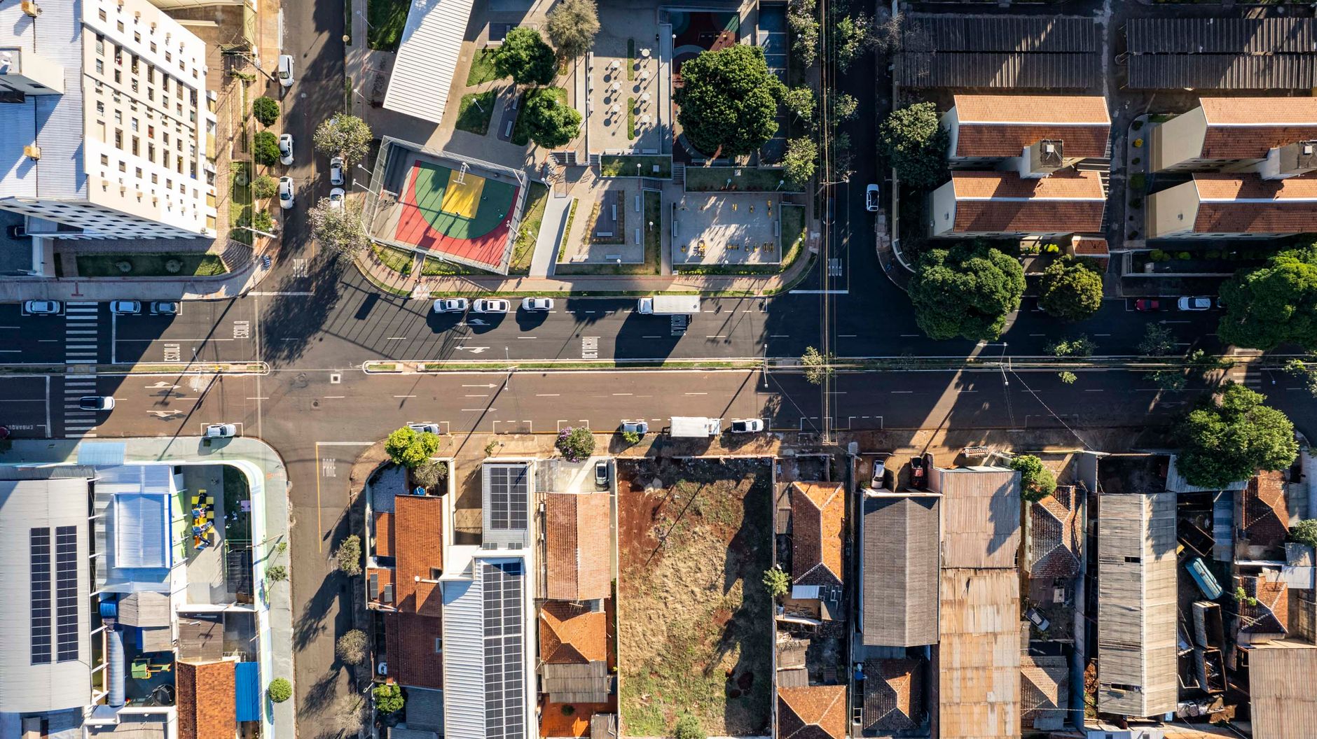 Vista aérea do bairro de Copacabana mostrando proximidade com praia e comércio