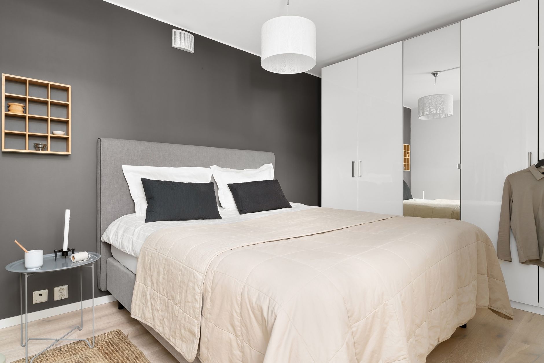Quarto aconchegante com cama de casal e decoração moderna