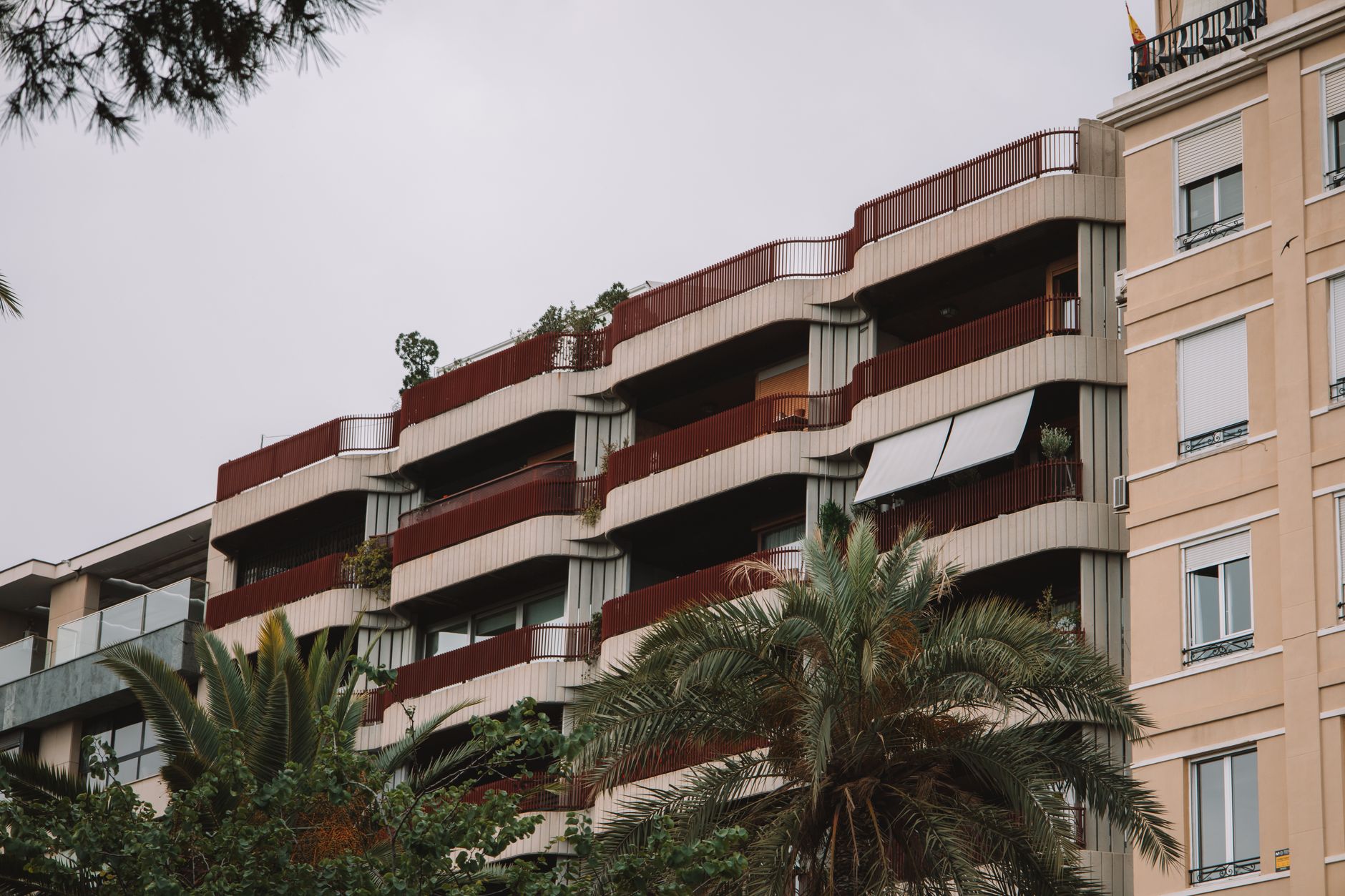 Vista privilegiada de loft no Rio com varanda espaçosa