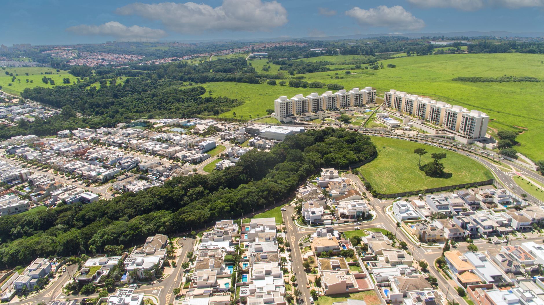 Vista aérea do bairro da Tijuca mostrando proximidade com o metrô
