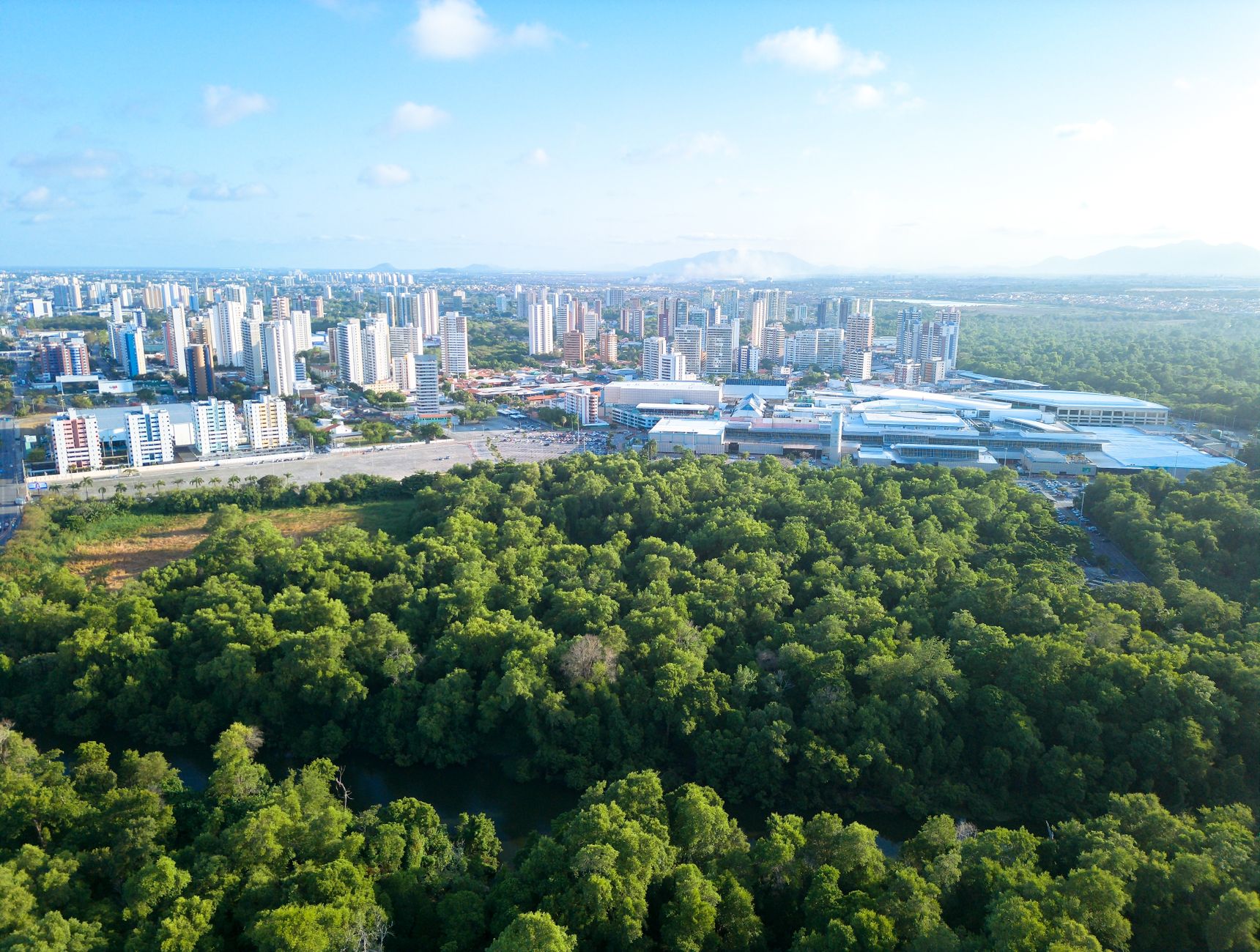 Vista aérea da Barra da Tijuca mostrando novos empreendimentos