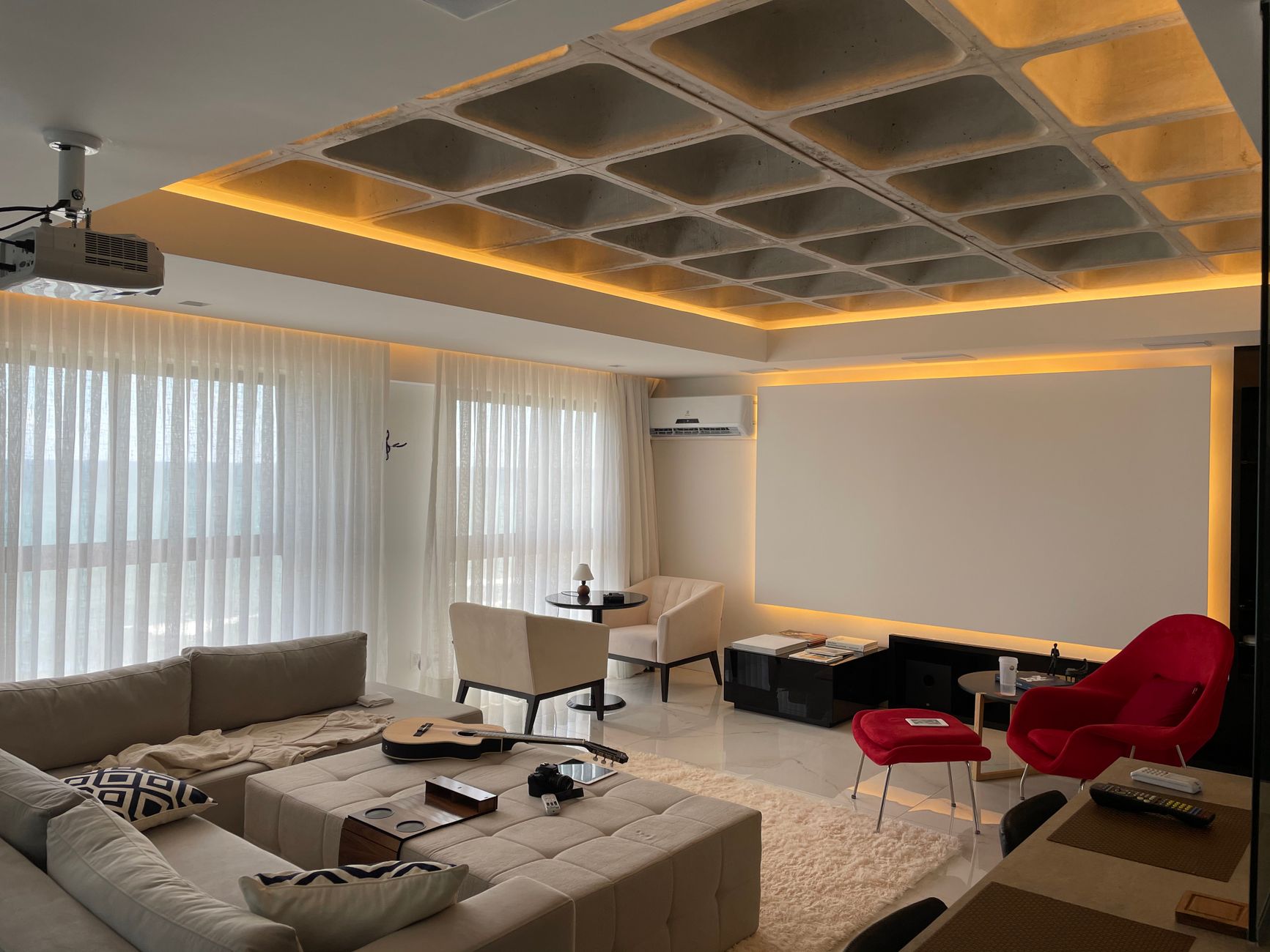 Interior moderno de um flat mobiliado na Barra da Tijuca