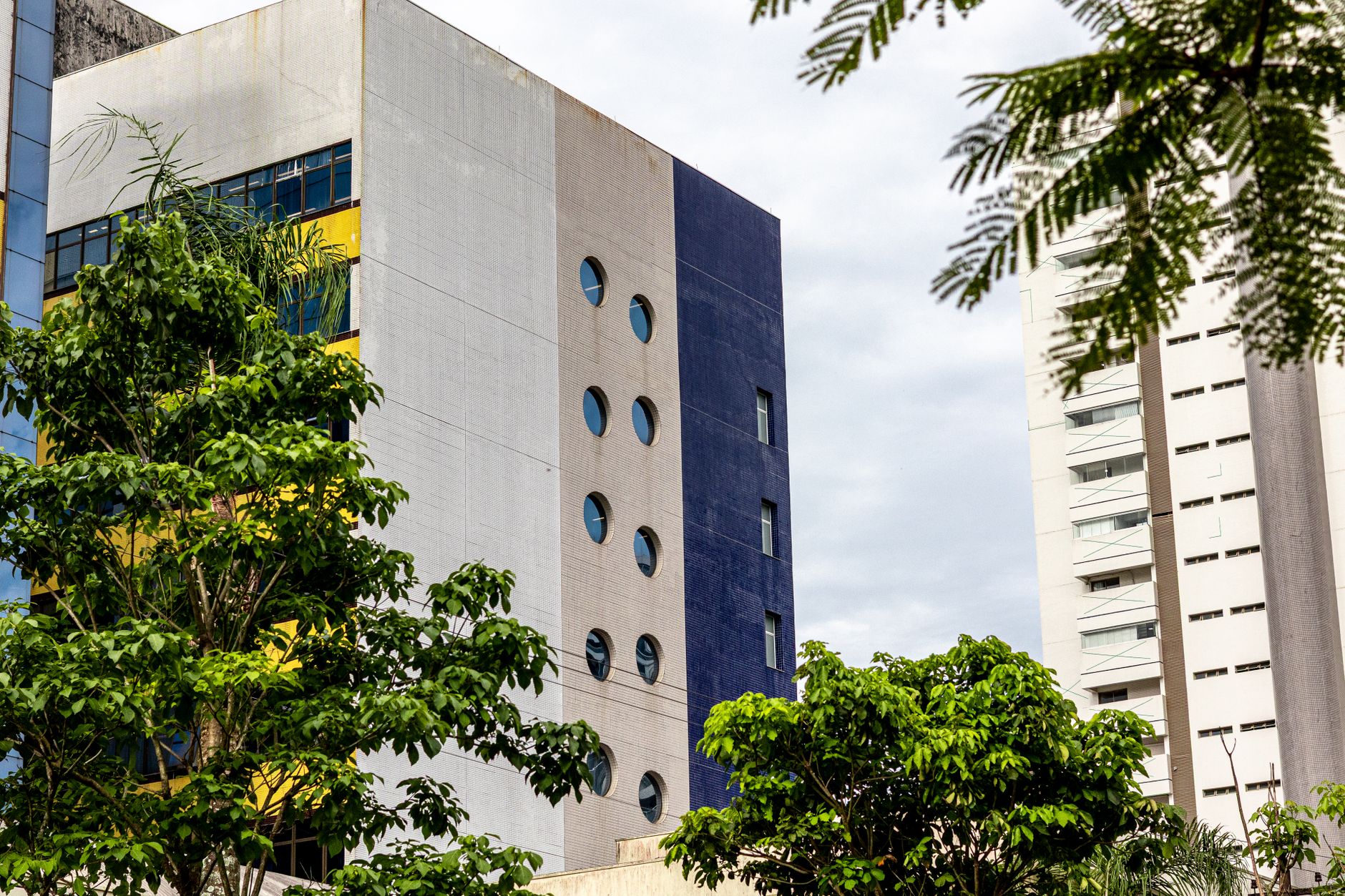 Fachada de prédio com lofts modernos na Muda Tijuca