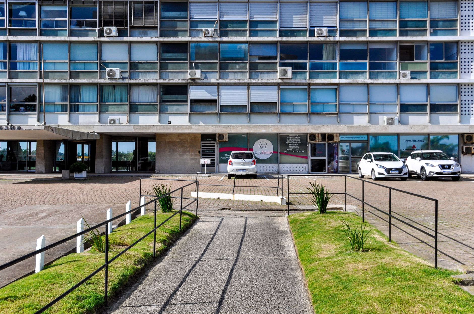 Corretor apresentando planta de apartamento para cliente