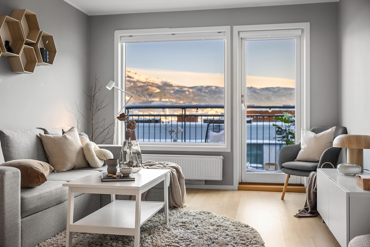 Sala de estar moderna de apartamento em Taquara com decoração clean