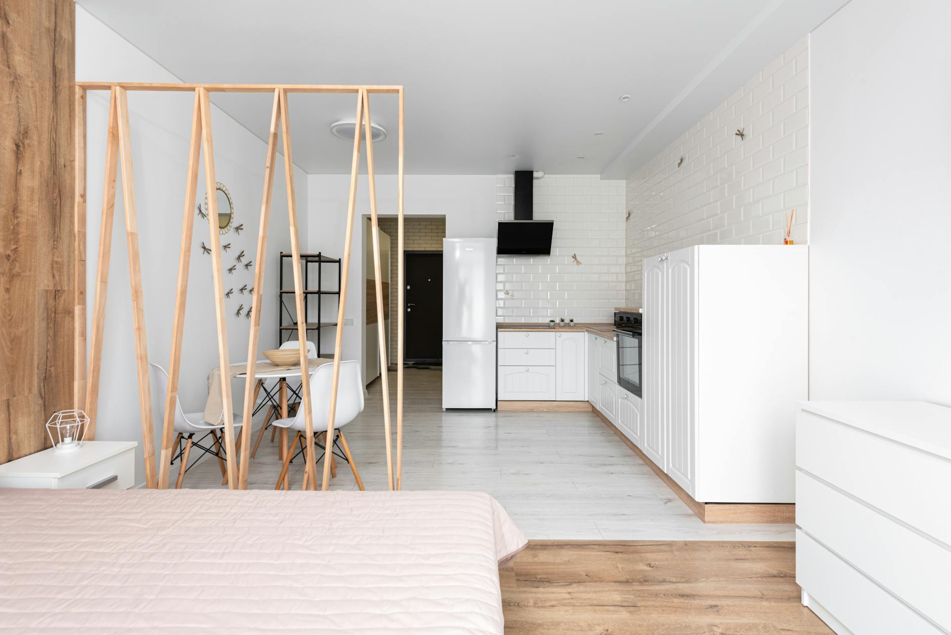 Interior de studio compacto decorado para Airbnb no Recreio