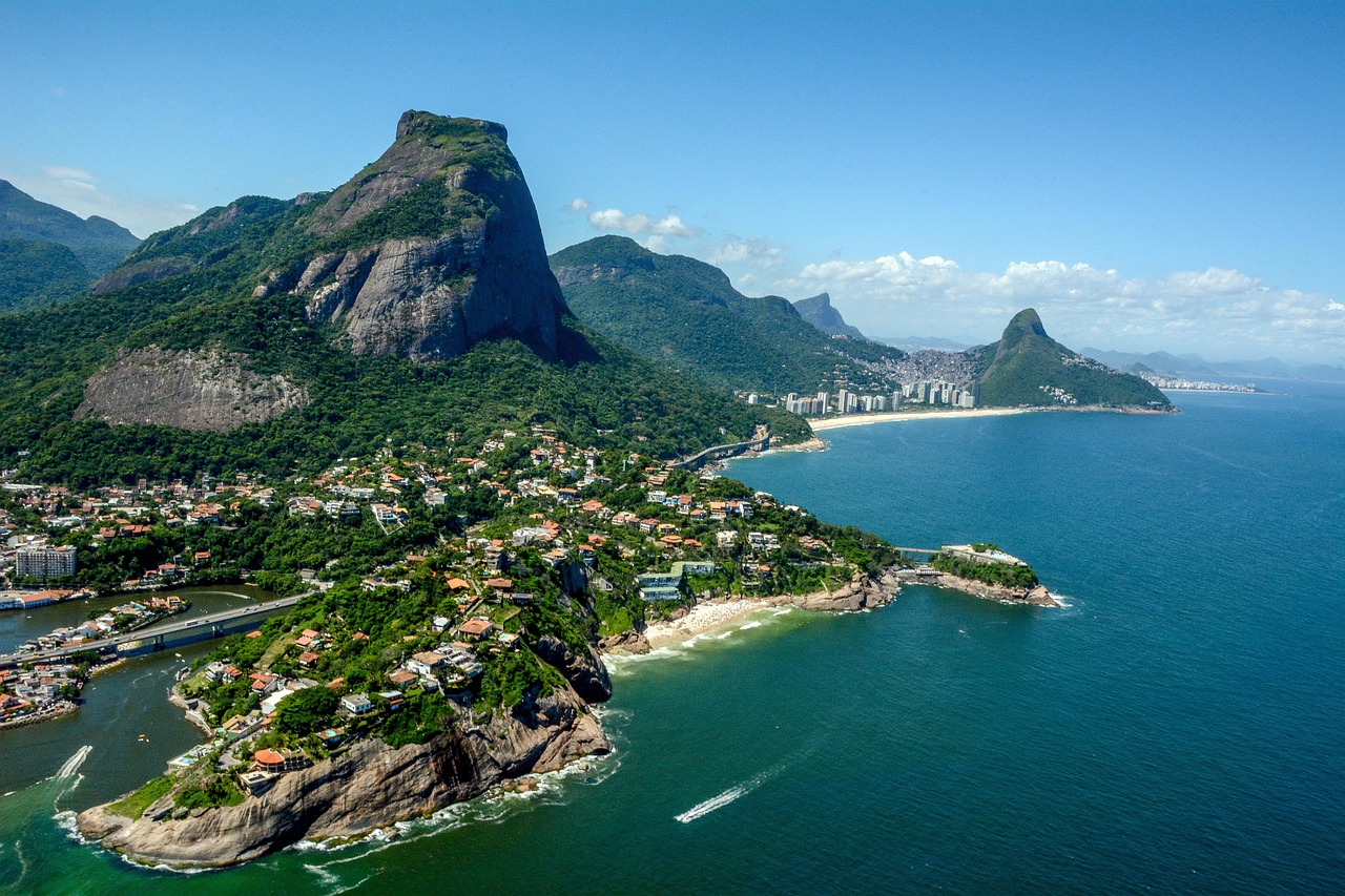 Vista panorâmica da Barra da Tijuca com edifícios residenciais
