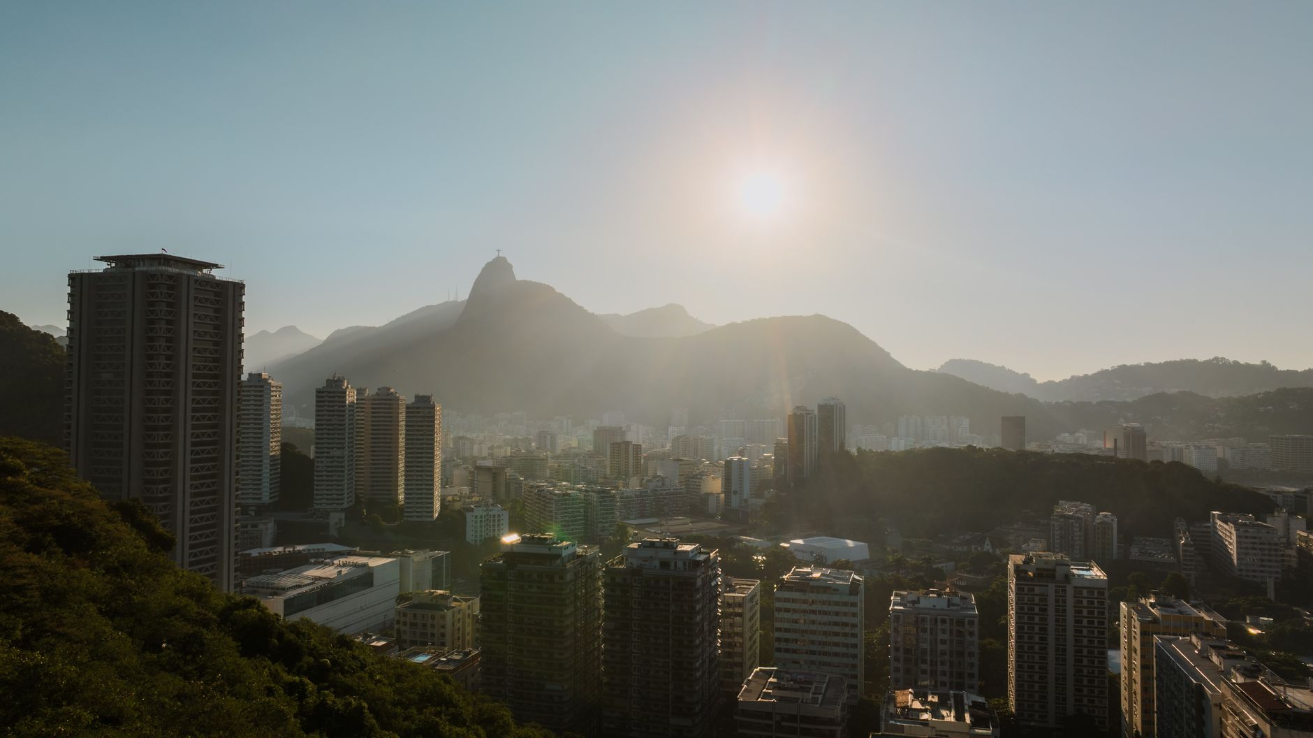 Vista aérea do bairro de Ipanema mostrando proximidade com praia e infraestrutura urbana