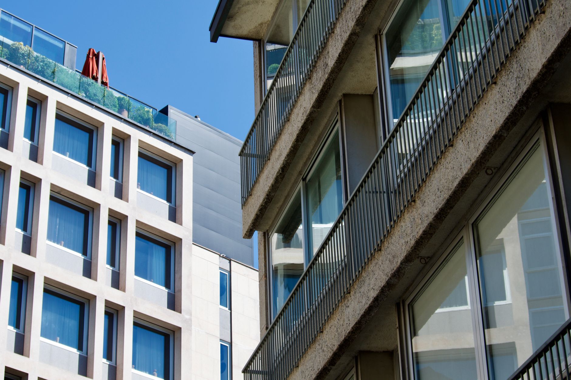 Arquiteto analisando planta baixa de apartamento compacto