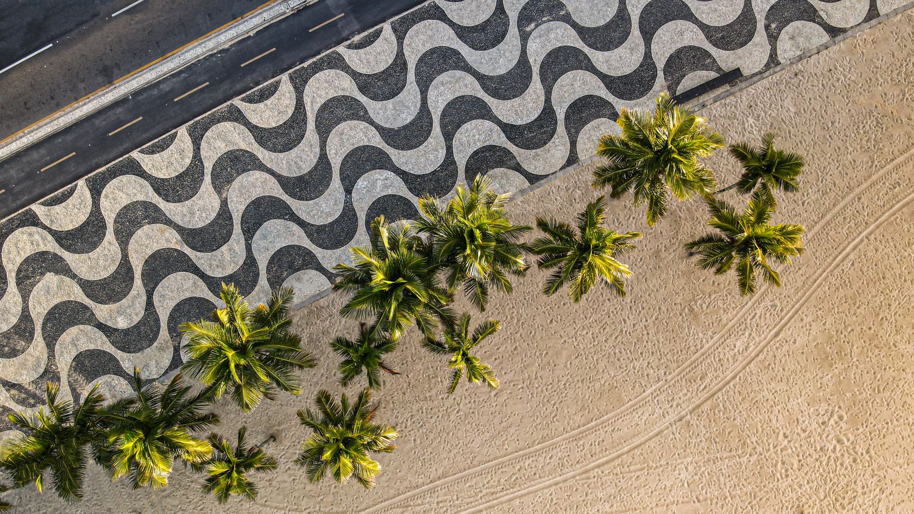 Vista aérea da praia de Copacabana no Rio de Janeiro