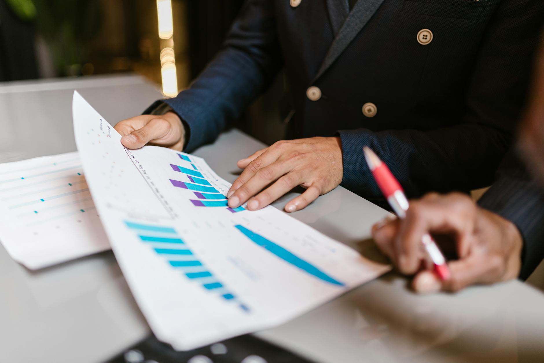 Dono de negócio analisando dashboard de app em Vitória