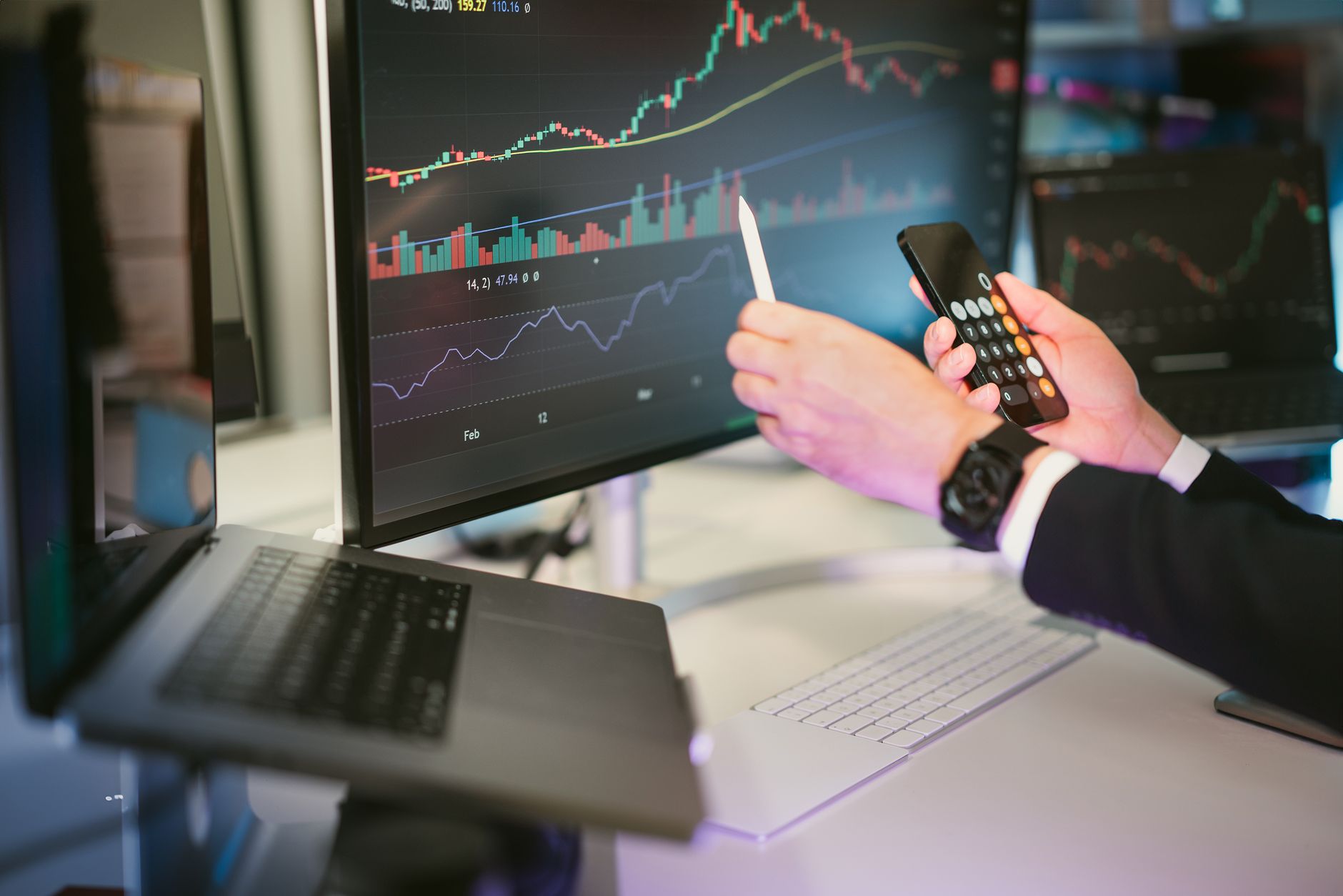 Profissional de negócios analisando dados de customer experience em escritório em Belém