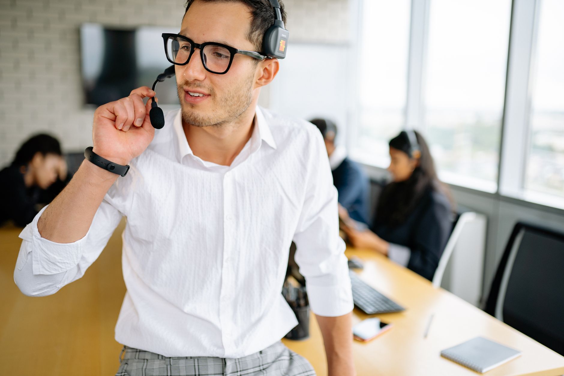 Equipe de negócios discutindo aplicativo móvel em escritório moderno