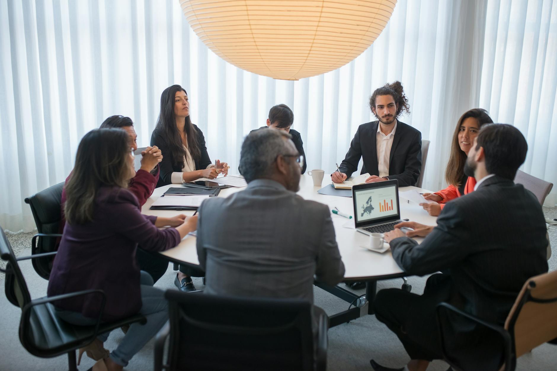 Equipe desenvolvendo app nativo personalizado para empresa