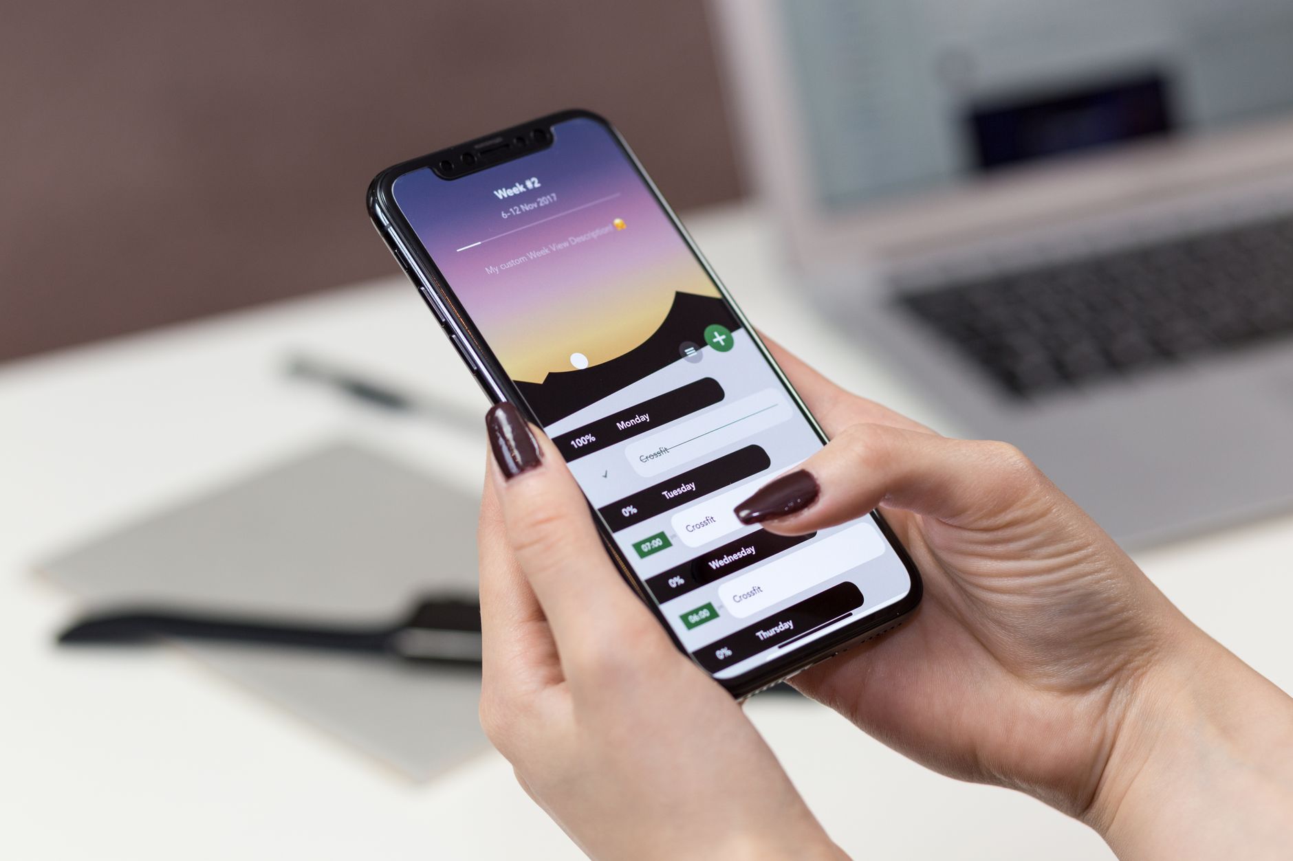 Smartphone com app personalizado exibindo notificações e logo da empresa, com o skyline de Porto Alegre ao fundo