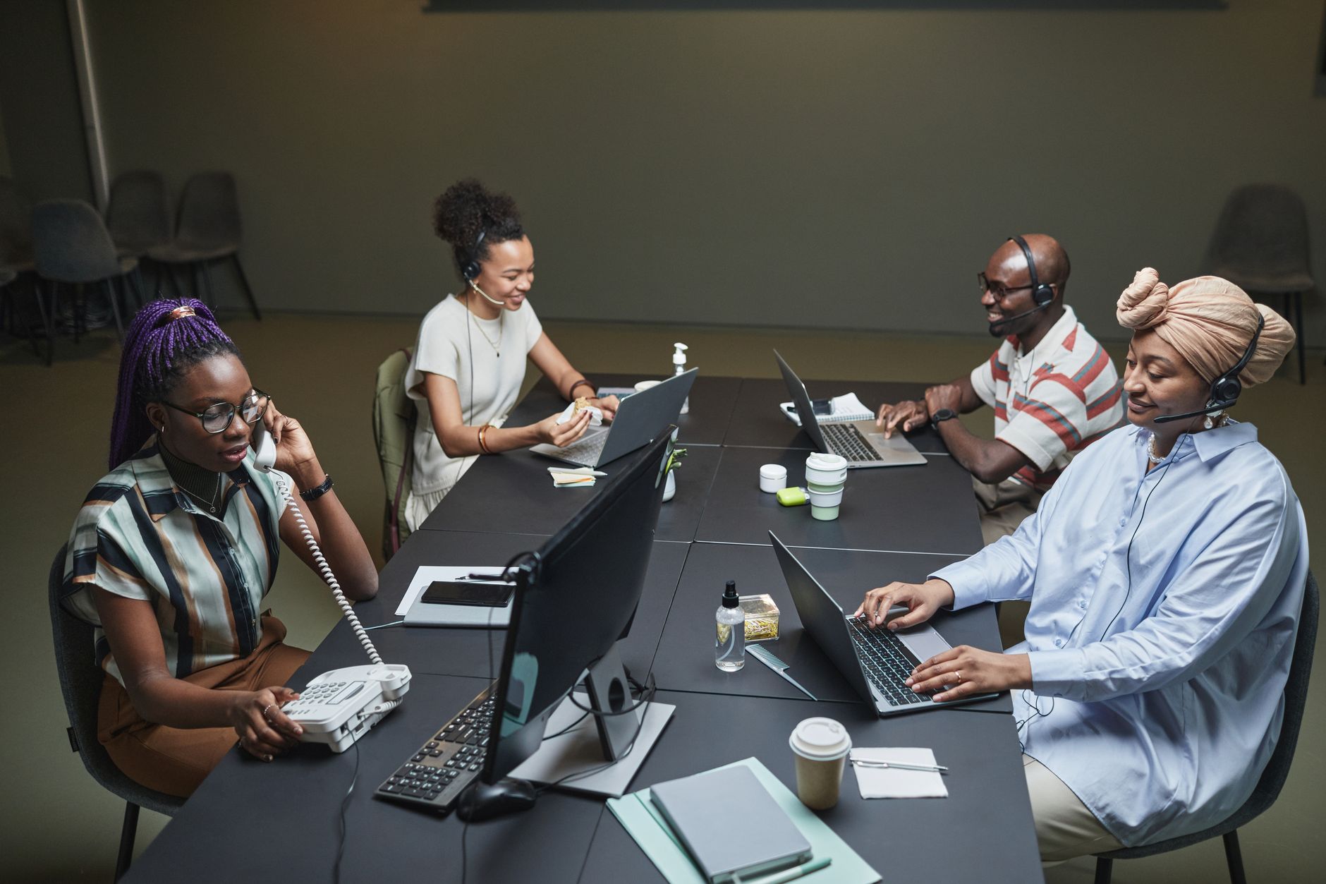 Equipe da associação recebendo treinamento para gerenciar aplicativo
