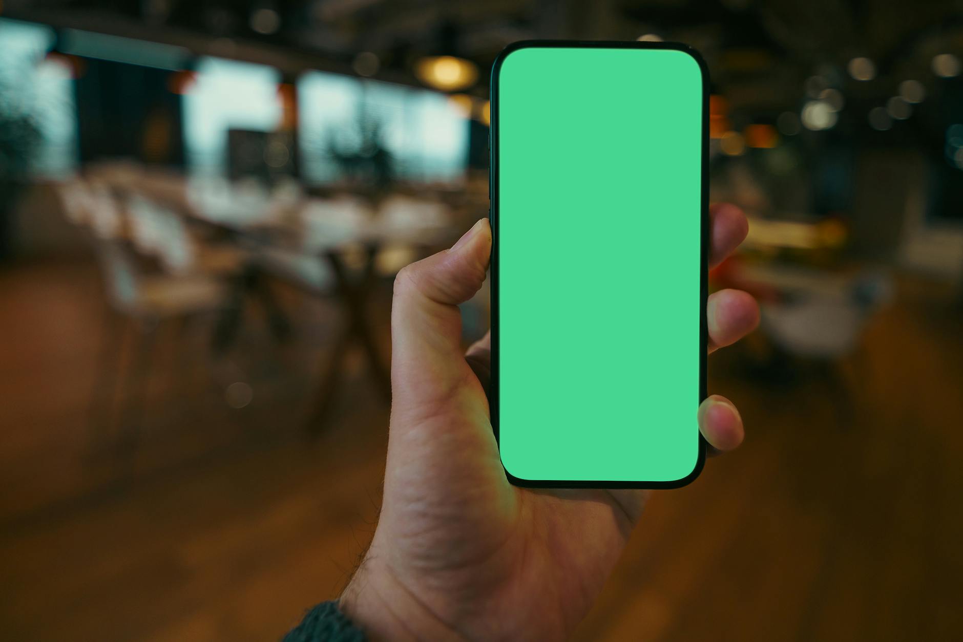 App do cliente sendo usado em smartphone com skyline de Porto Alegre ao fundo