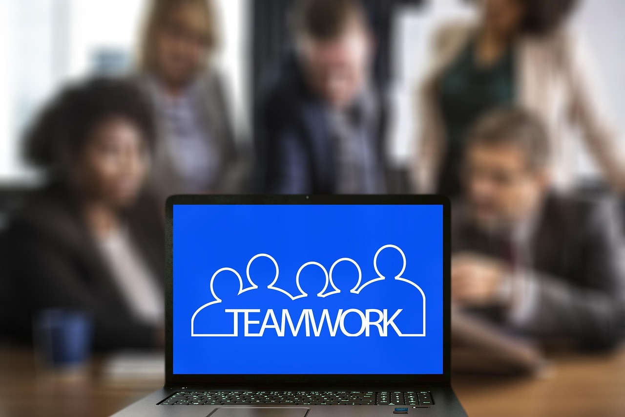 Equipe empresarial discutindo estratégia de comunidade de clientes