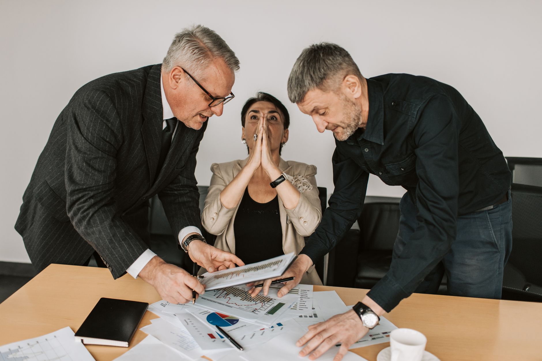 Equipe analisando métricas de aplicativo empresarial