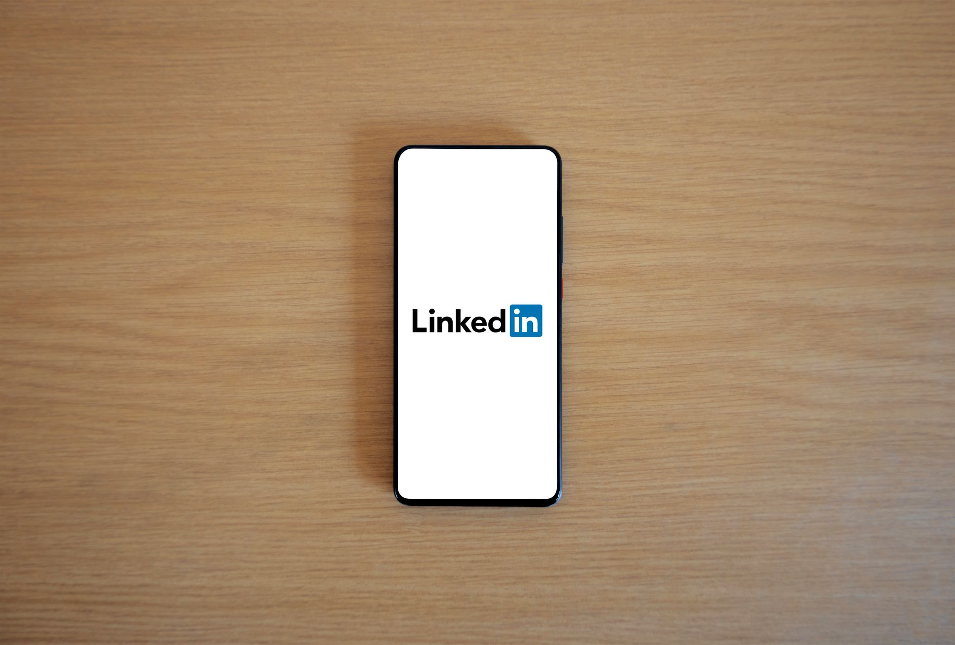 Smartphone exibindo aplicativo móvel personalizado com logotipo da empresa
