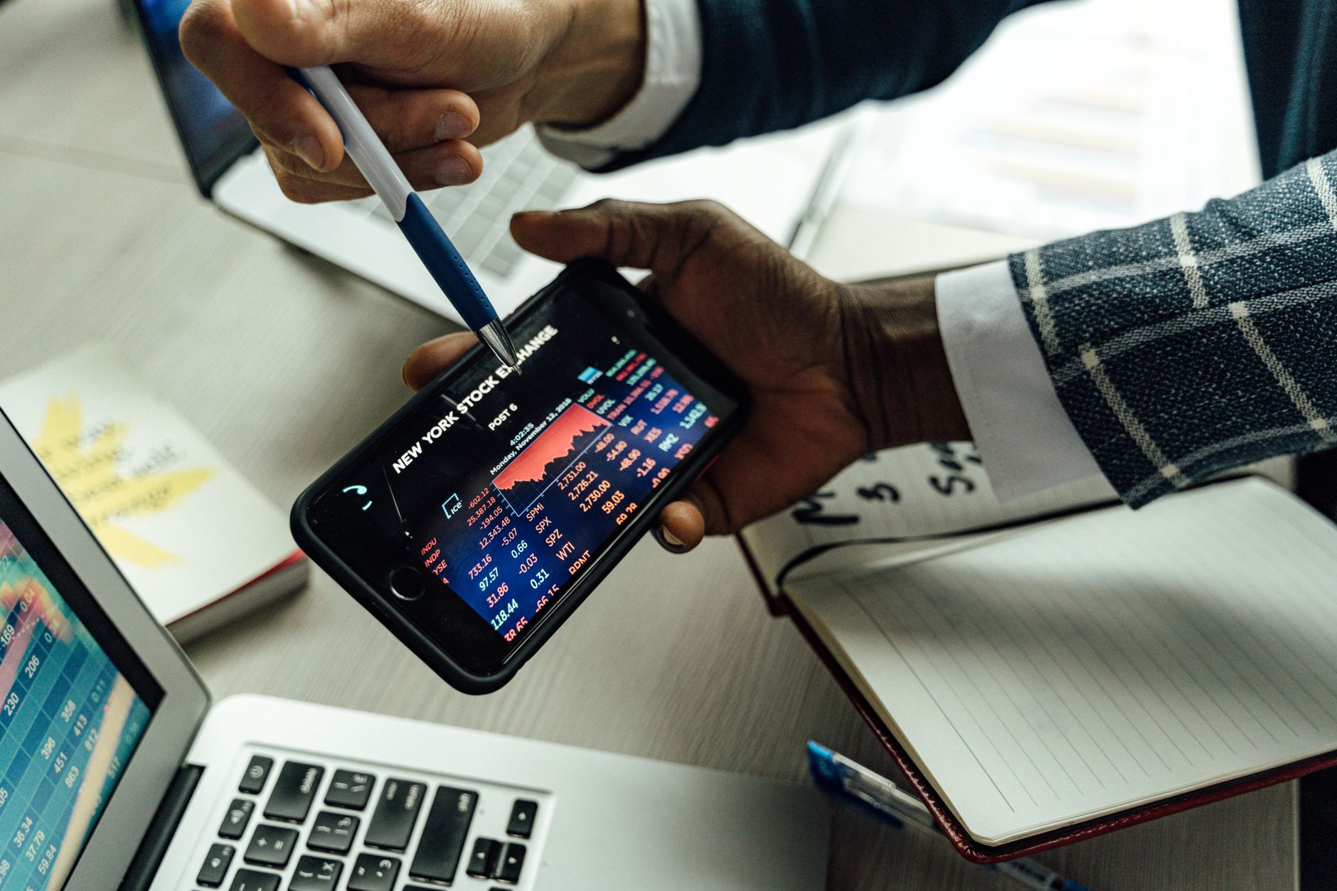 Smartphone com painel de analytics de aplicativo
