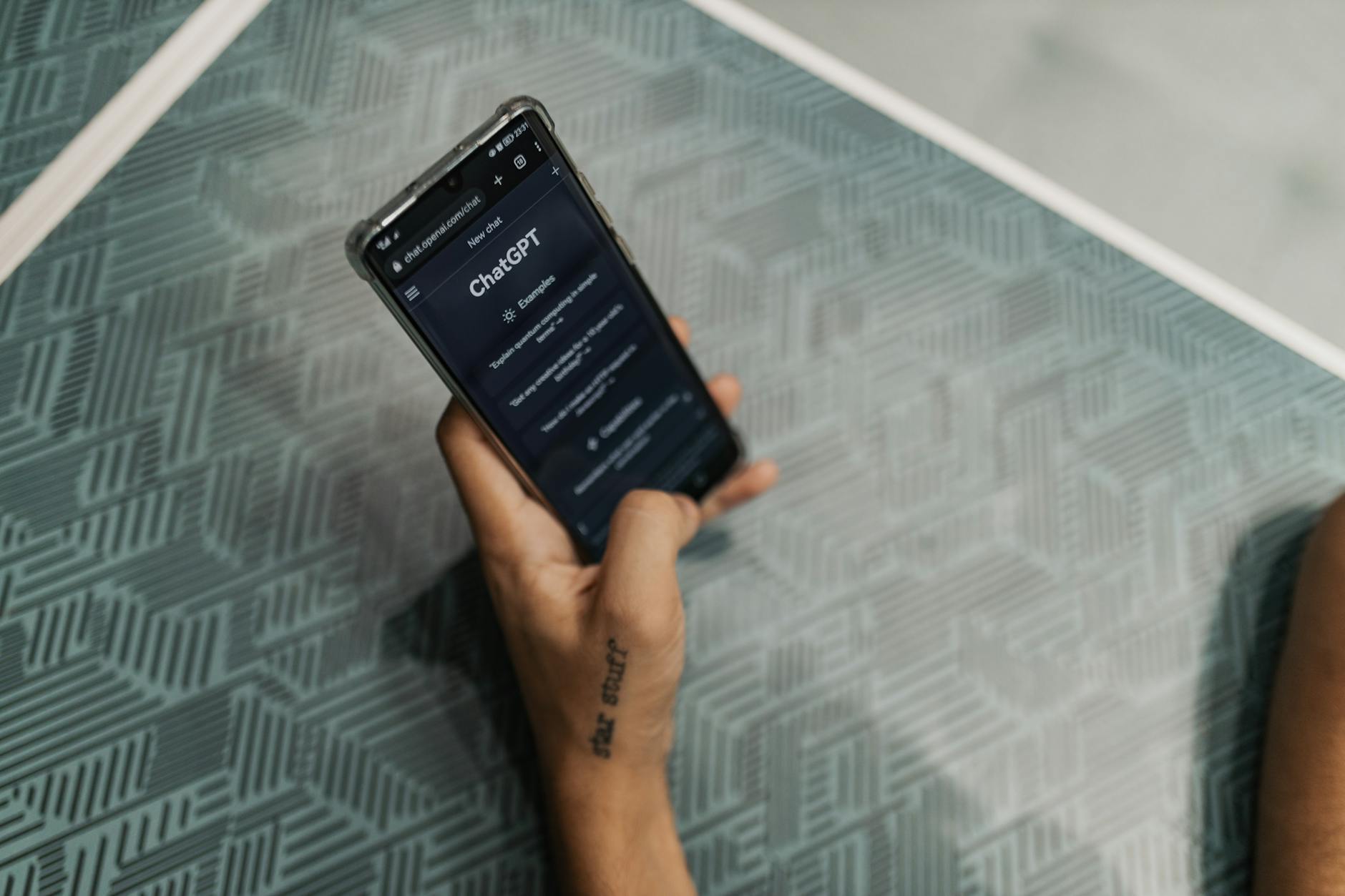 Interface de app mobile com chat de comunidade