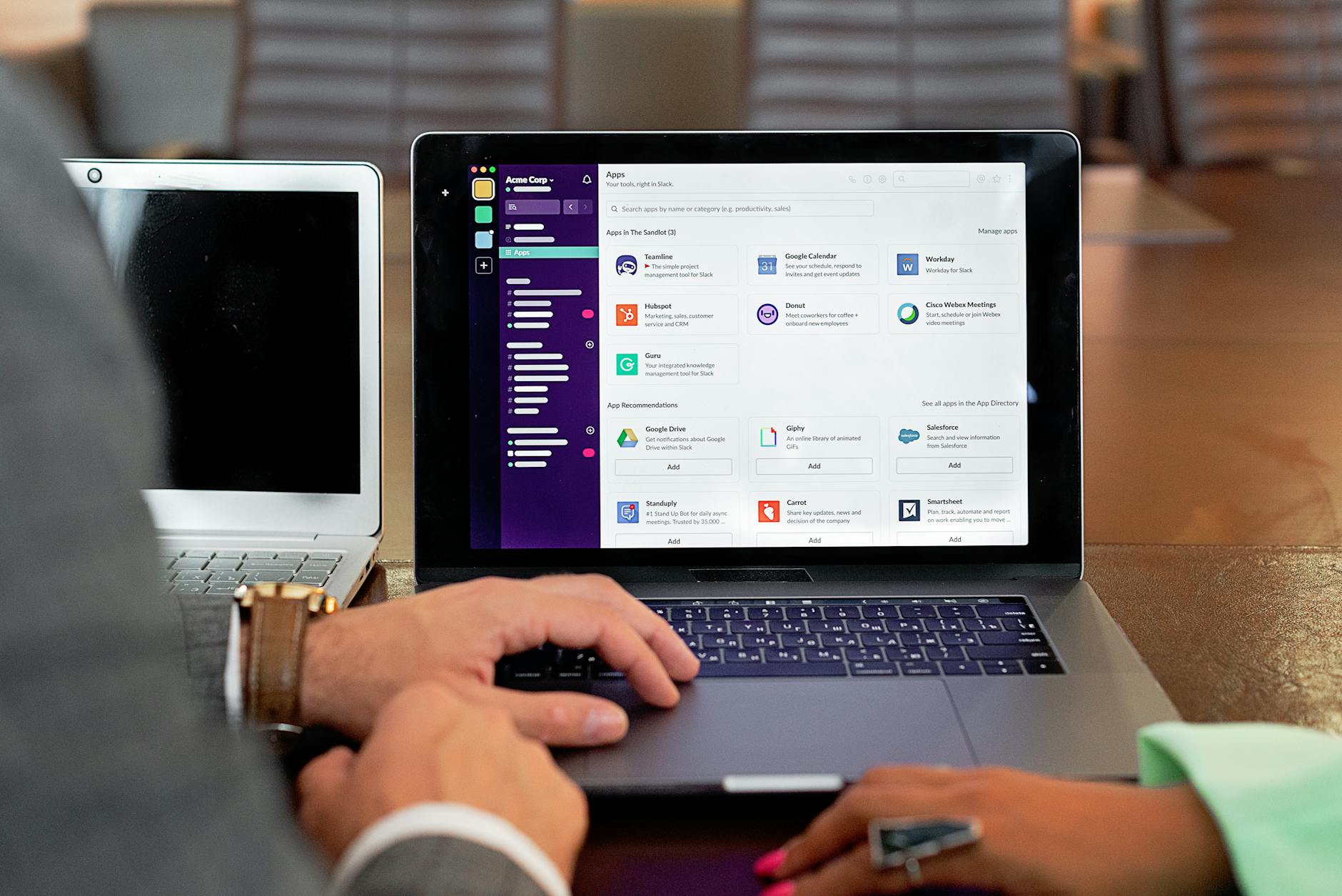 App mobile em smartphone com dashboard de negócios
