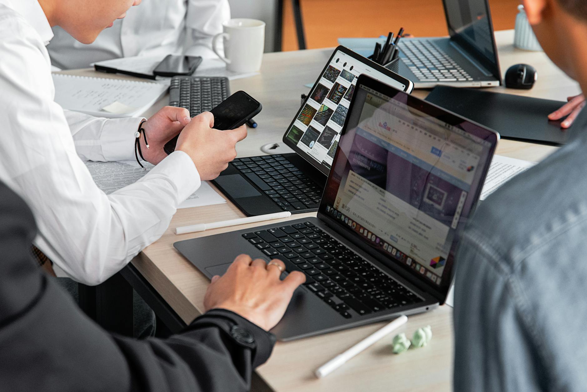 Equipe de negócios moderna usando aplicativo móvel em Niterói