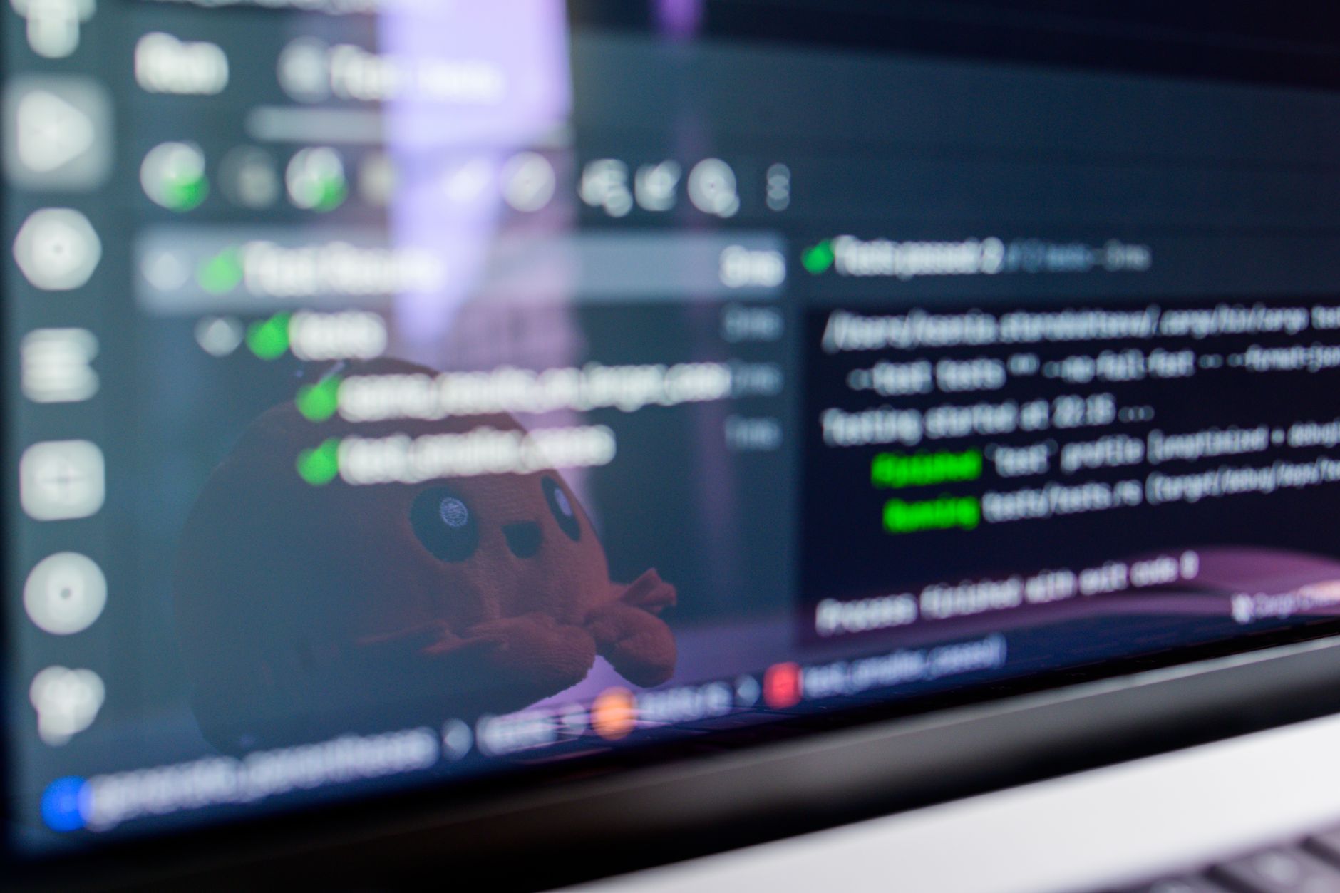 Desenvolvedores programando aplicativo móvel