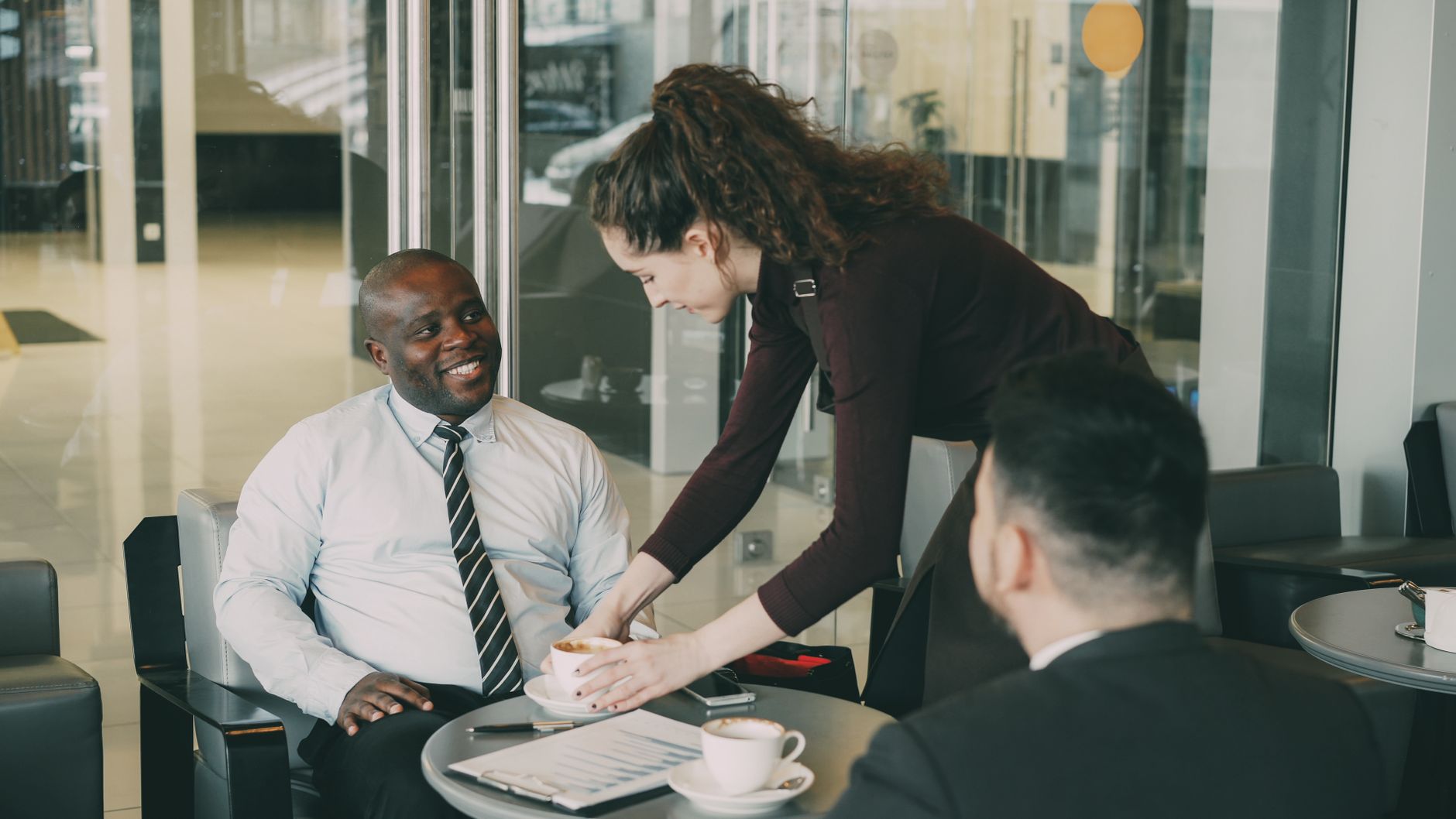 Equipe de negócios analisando dados de comunidade digital
