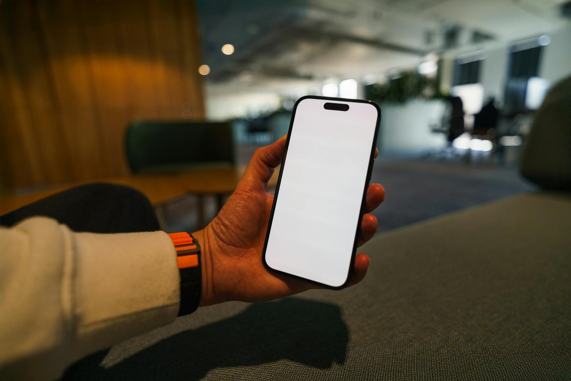 Clientes usando app de fidelidade em smartphones na loja