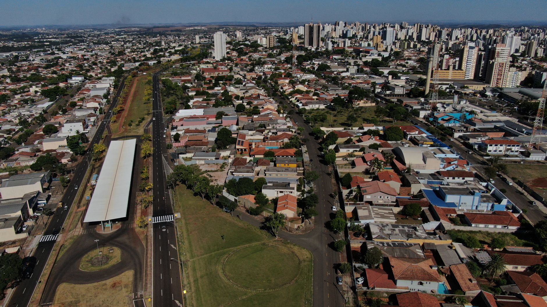 Cidade de Londrina no Paraná com movimento comercial
