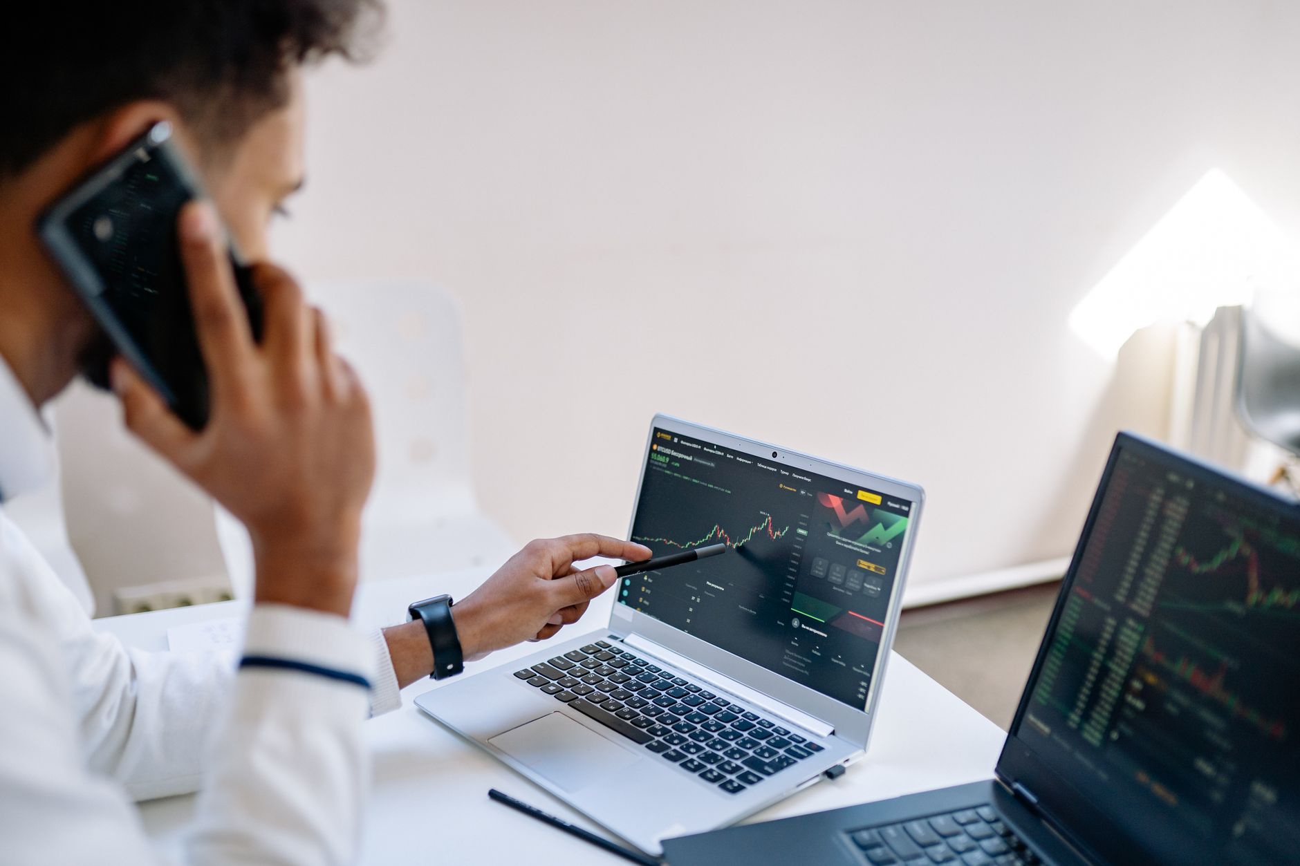 Trader analisando dados de mercado de grãos na plataforma digital