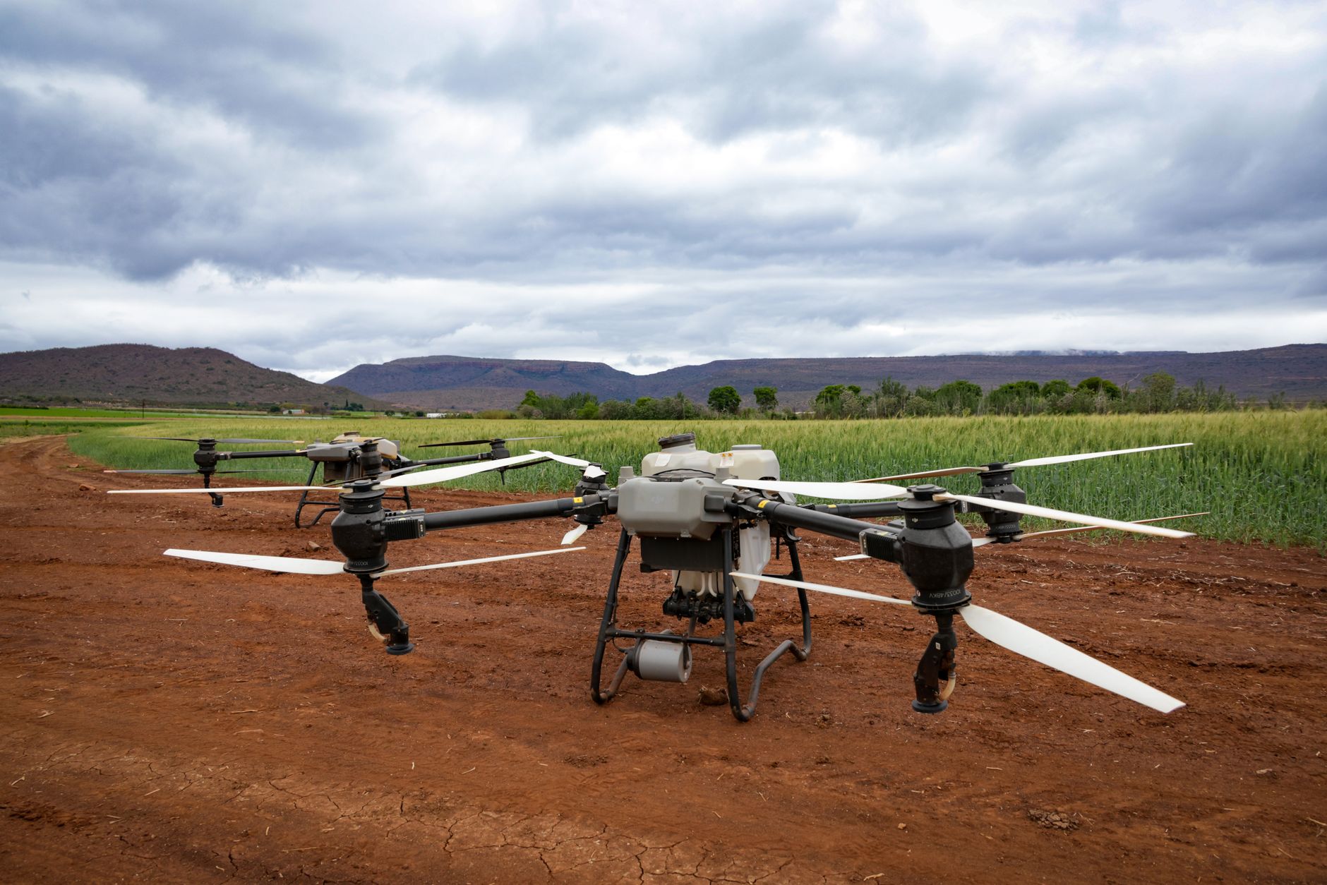 Drone sobrevoando silos de armazenagem de grãos
