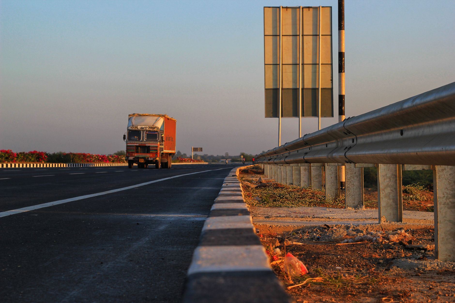 Caminhão transportando grãos em rodovia rural