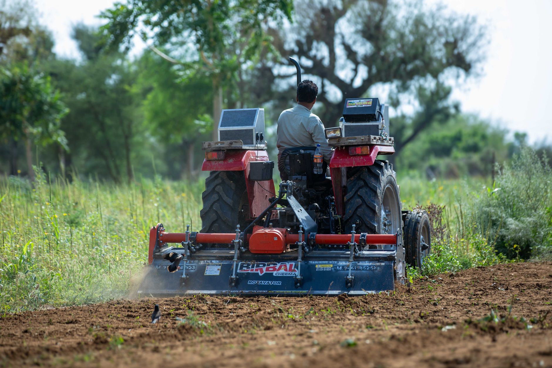 Produtor rural utilizando aplicativo de negociação