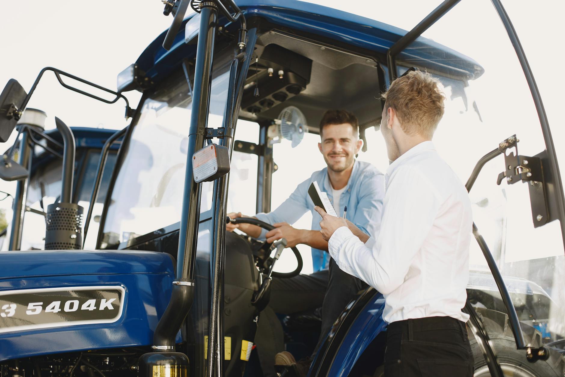Produtor rural apertando mão de comprador no campo