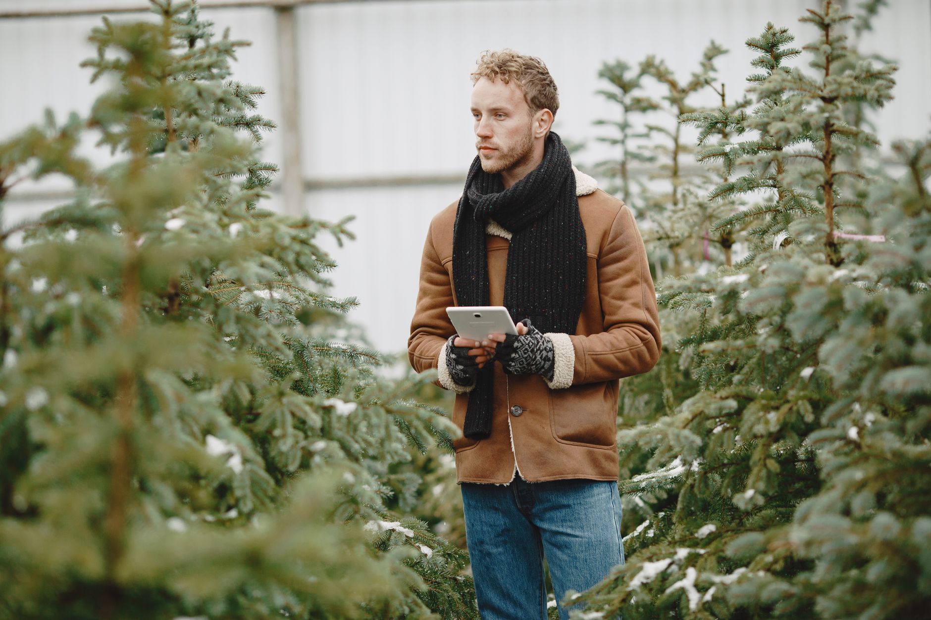 Produtor rural acessando plataforma de negociação agrícola no tablet