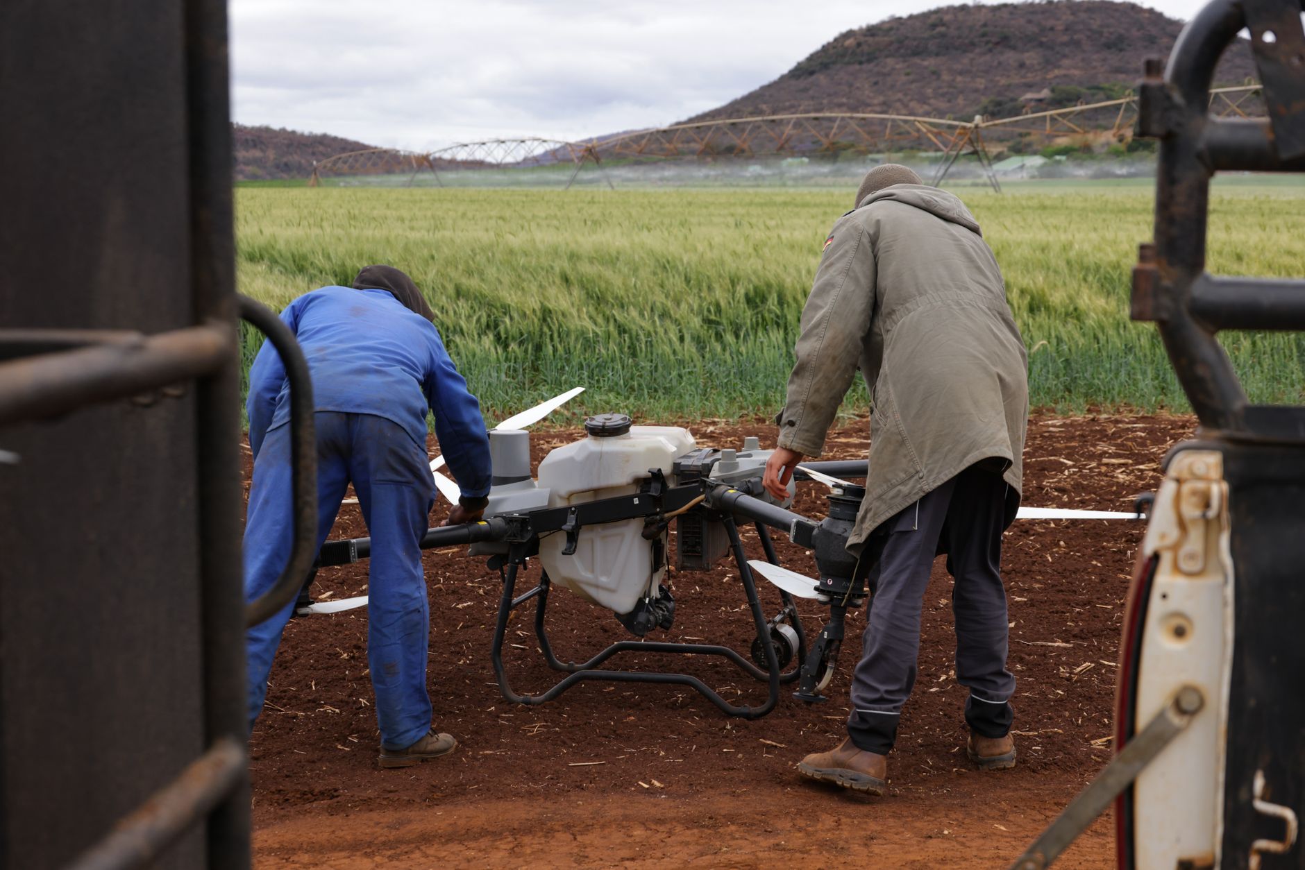 Produtor rural utilizando aplicativo de negociação agrícola
