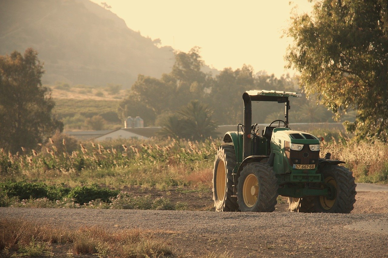 Produtores rurais apertando as mãos em campo agrícola