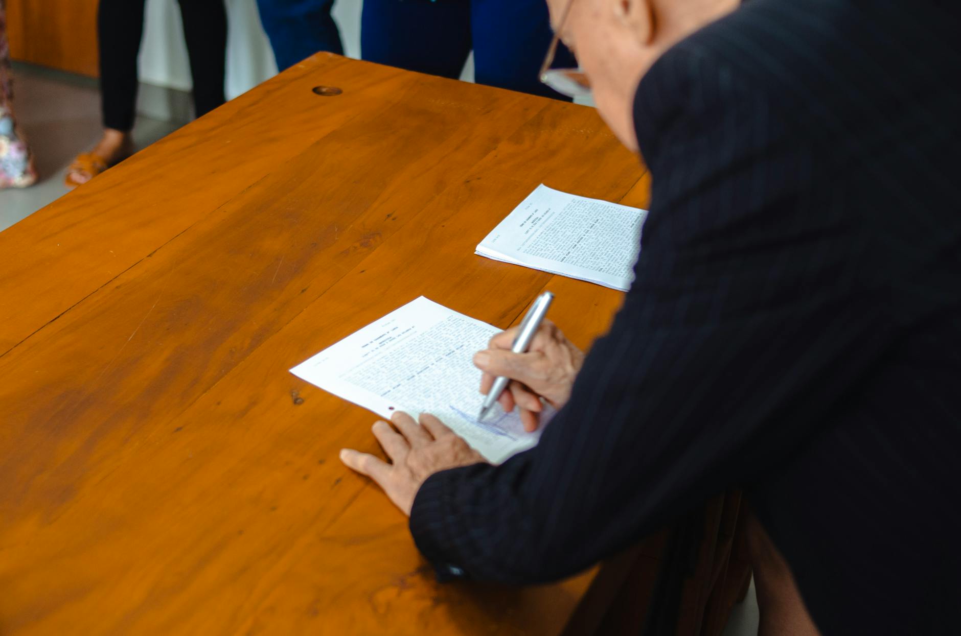 Produtor rural brasileiro assinando contrato de financiamento agrícola em banco