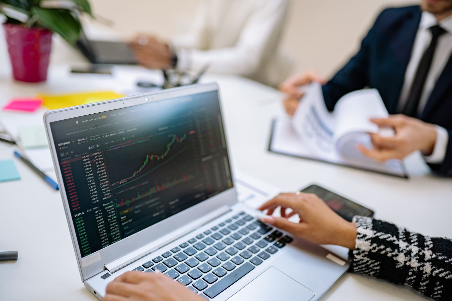 Plataforma digital de negociação de grãos mostrando ofertas ativas