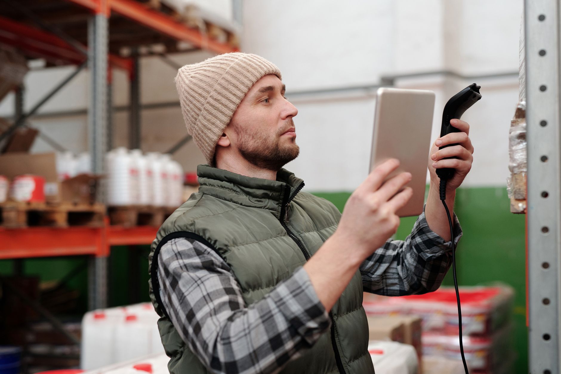 Produtor rural utilizando plataforma digital para negociação de grãos