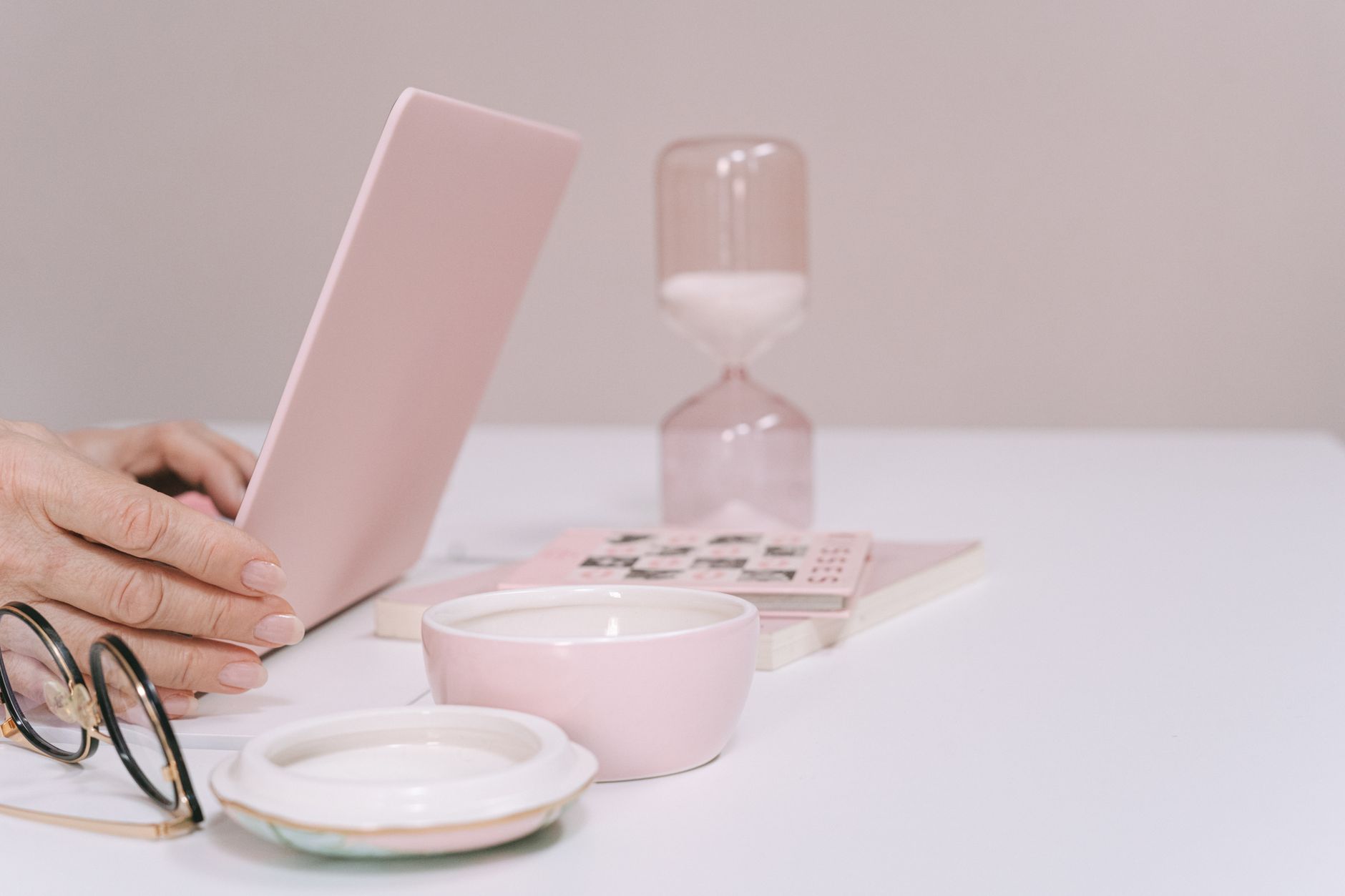 Elegant workspace setup with pink accessories, emphasizing a modern and minimalistic aesthetic.