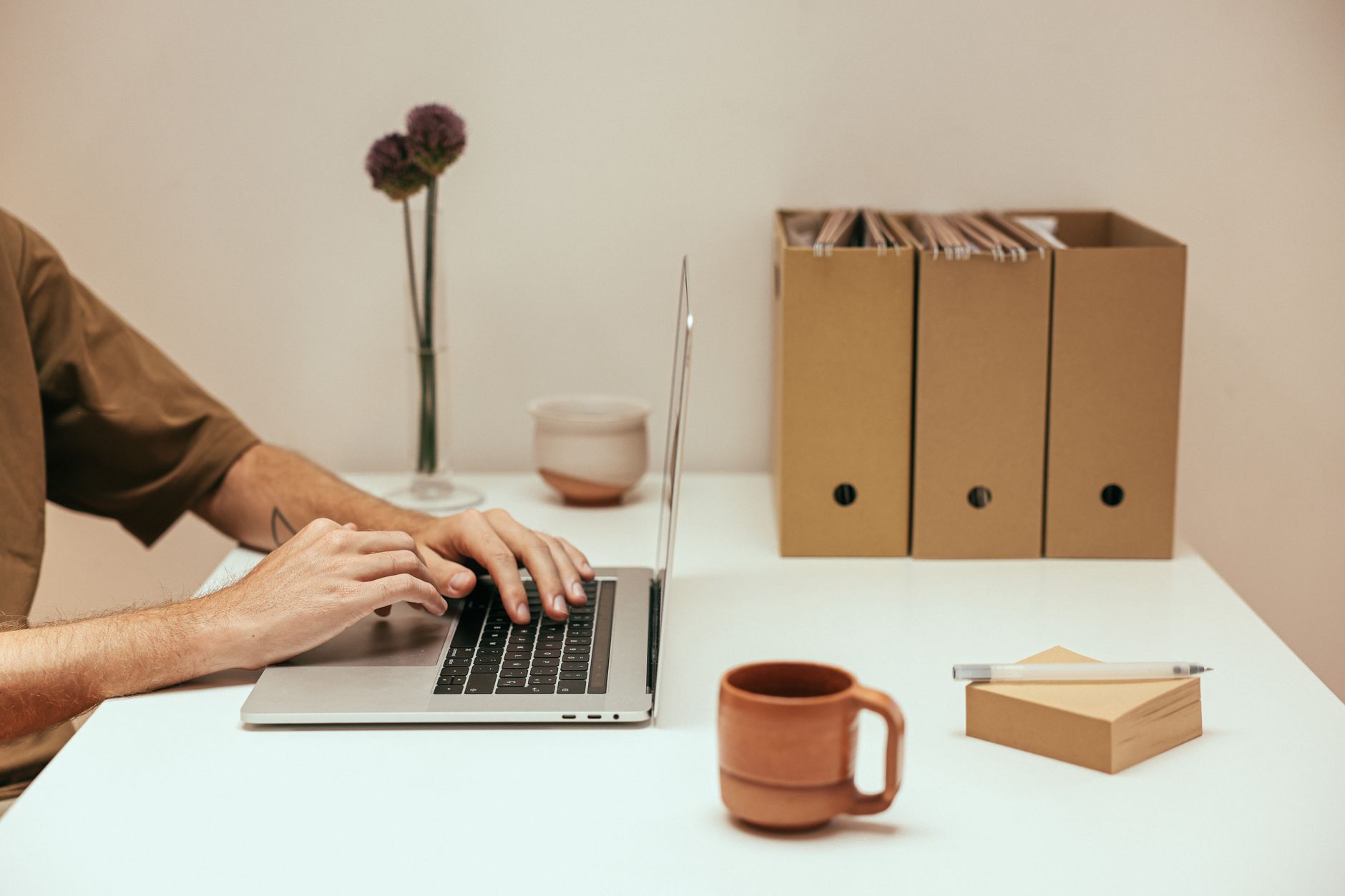 Person using a Pomodoro timer app on a laptop in a modern San Jose office