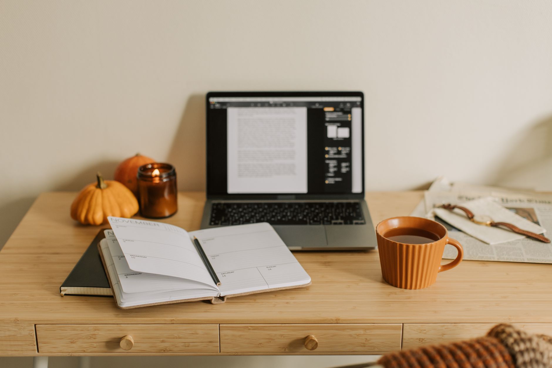 Mesa com planner, laptop e café representando ferramentas de gestão de tempo em ação