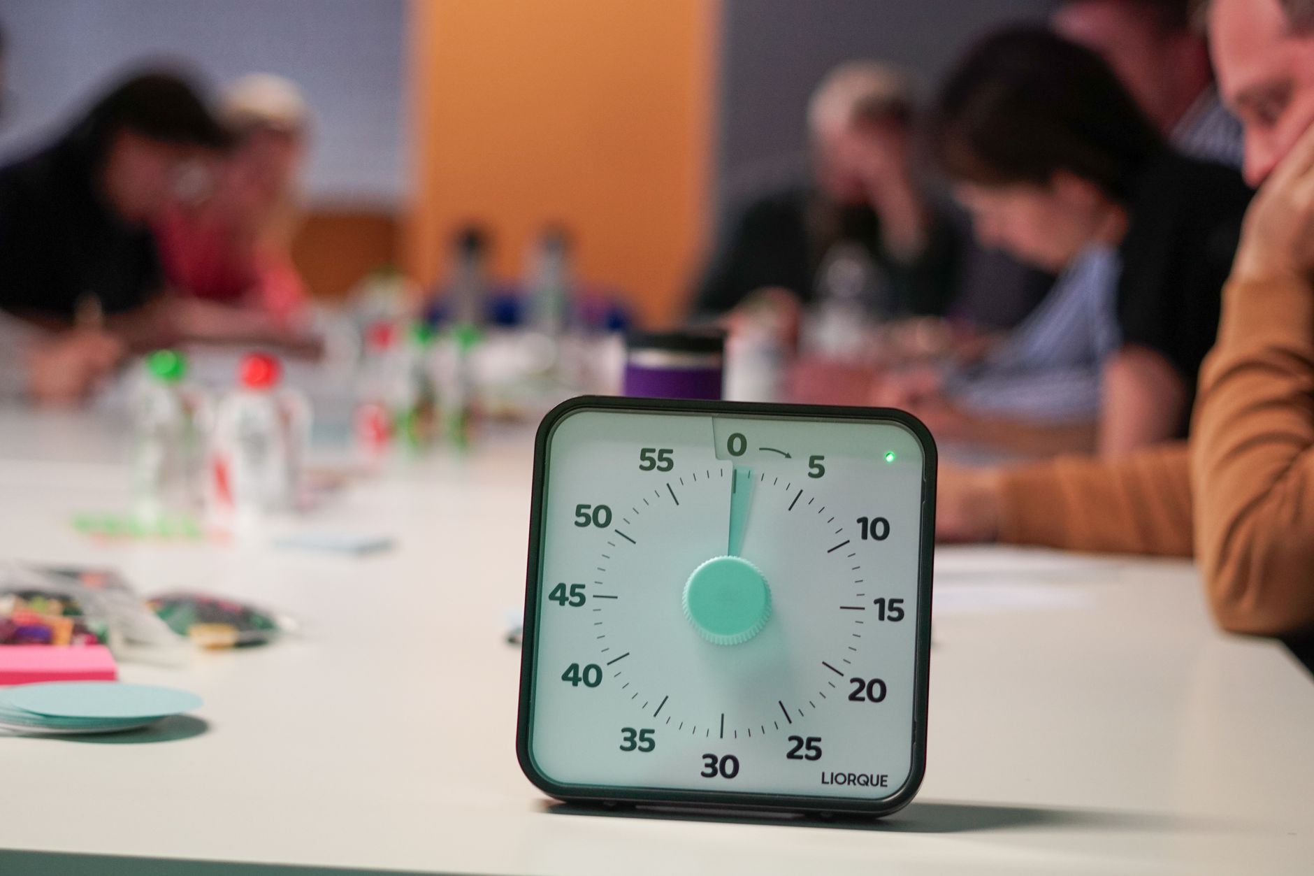 Pessoa usando aplicativo de timer Pomodoro no smartphone enquanto trabalha na mesa
